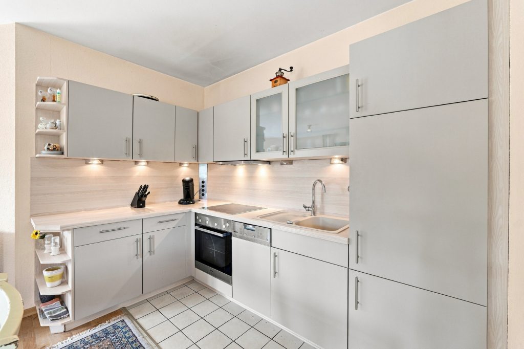 Gütelhöfer Immobilien - Immobilienangebot - Meckenheim - Alle - Bezugsfreies und vollständig möbliertes Apartment mit Loggia, Einbauküche und Kfz-Stellplatz