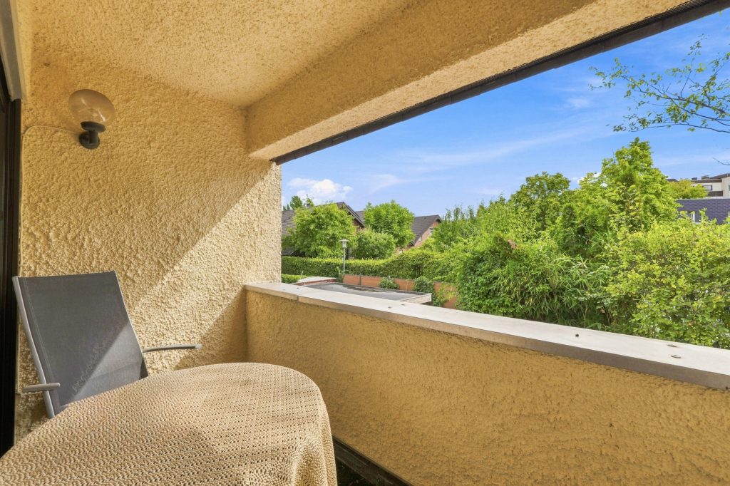 Gütelhöfer Immobilien - Immobilienangebot - Meckenheim - Alle - Bezugsfreies und vollständig möbliertes Apartment mit Loggia, Einbauküche und Kfz-Stellplatz