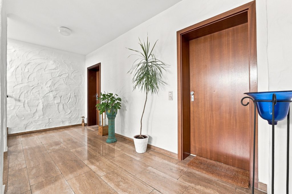 Gütelhöfer Immobilien - Immobilienangebot - Meckenheim - Alle - Bezugsfreies und vollständig möbliertes Apartment mit Loggia, Einbauküche und Kfz-Stellplatz