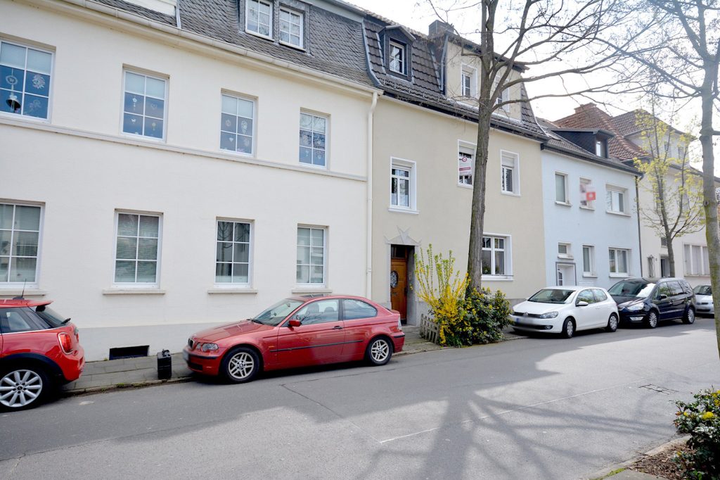 Gütelhöfer Immobilien - Immobilienangebot - Rheinbach - Alle - Für die ganze Familie! Großzügiges Reihenmittelhaus in zentraler Lage mit großem Garten und Carport