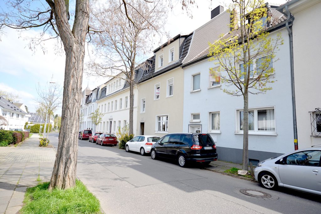 Gütelhöfer Immobilien - Immobilienangebot - Rheinbach - Alle - Für die ganze Familie! Großzügiges Reihenmittelhaus in zentraler Lage mit großem Garten und Carport