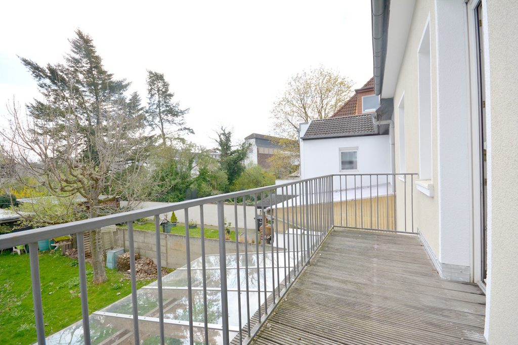 Gütelhöfer Immobilien - Immobilienangebot - Rheinbach - Alle - Für die ganze Familie! Großzügiges Reihenmittelhaus in zentraler Lage mit großem Garten und Carport