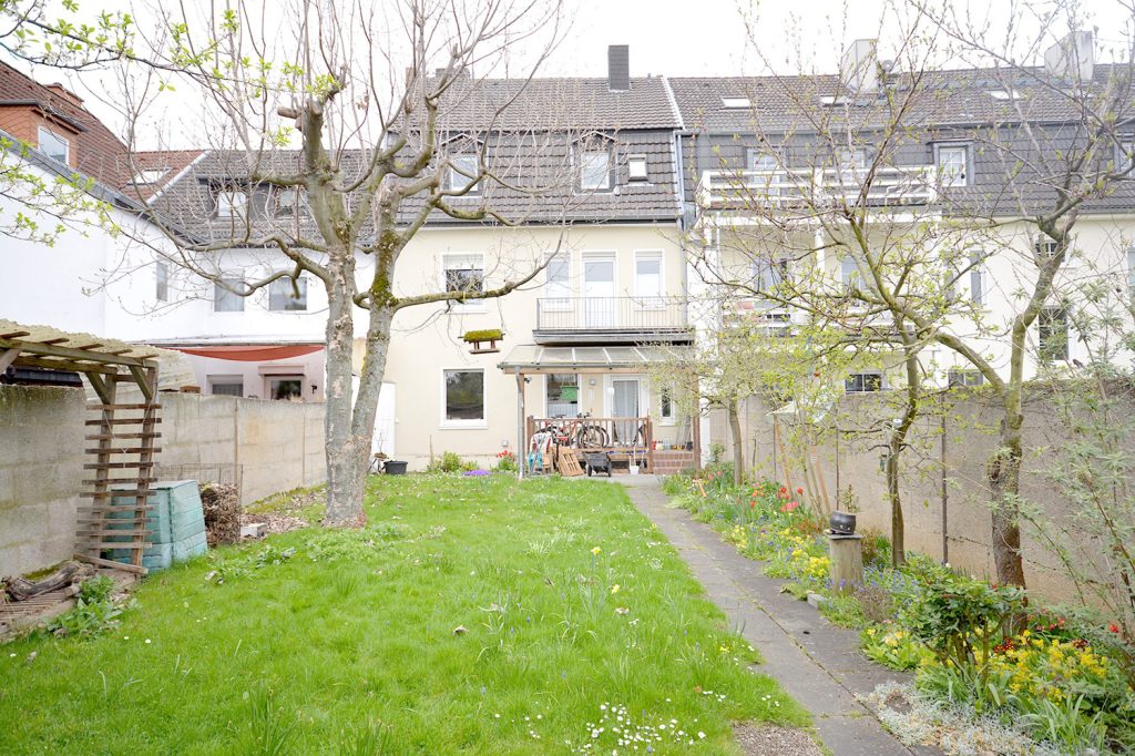 Gütelhöfer Immobilien - Immobilienangebot - Rheinbach - Alle - Für die ganze Familie! Großzügiges Reihenmittelhaus in zentraler Lage mit großem Garten und Carport