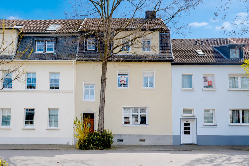 Gütelhöfer Immobilien - Immobilienangebot - Rheinbach - Alle - Für die ganze Familie! Großzügiges Reihenmittelhaus in zentraler Lage mit großem Garten und Carport