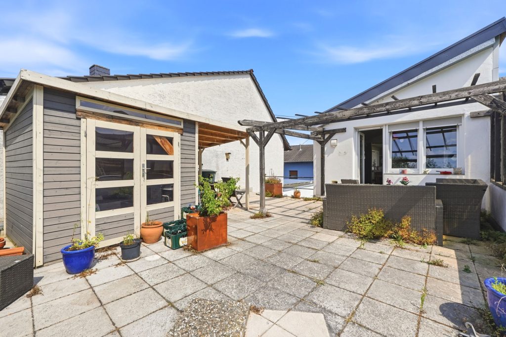 Gütelhöfer Immobilien - Immobilienangebot - Rheinbach / Merzbach - Alle - Moderne 77 m² Wohnung mit großer Dachterrasse in ruhiger Hoflage von Rheinbach-Merzbach