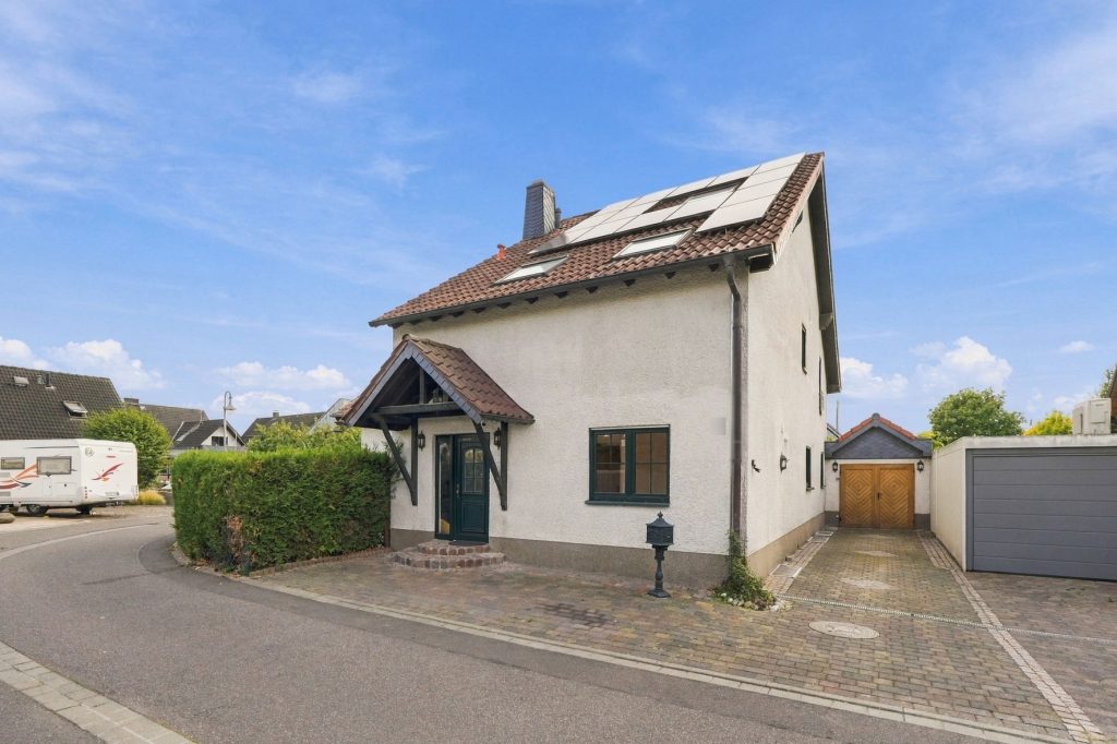 Gütelhöfer Immobilien - Immobilienangebot - Bornheim / Hemmerich - Alle - Für Familien oder Generationen! Modernisisertes Einfamilienhaus mit PV-Anlage auf Erbpachtgrund.
