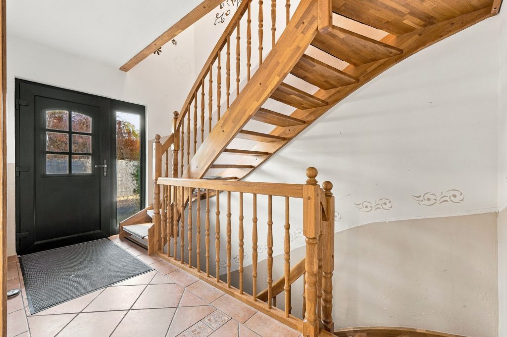 Gütelhöfer Immobilien - Immobilienangebot - Bornheim / Hemmerich - Alle - Für Familien oder Generationen! Modernisisertes Einfamilienhaus mit PV-Anlage auf Erbpachtgrund.