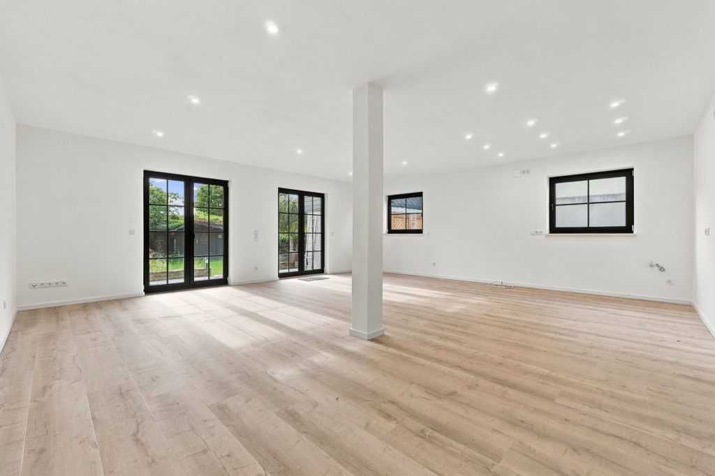 Gütelhöfer Immobilien - Immobilienangebot - Bornheim / Hemmerich - Alle - Für Familien oder Generationen! Modernisisertes Einfamilienhaus mit PV-Anlage auf Erbpachtgrund.