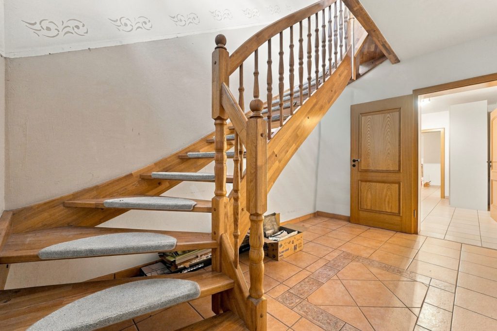 Gütelhöfer Immobilien - Immobilienangebot - Bornheim / Hemmerich - Alle - Für Familien oder Generationen! Modernisisertes Einfamilienhaus mit PV-Anlage auf Erbpachtgrund.