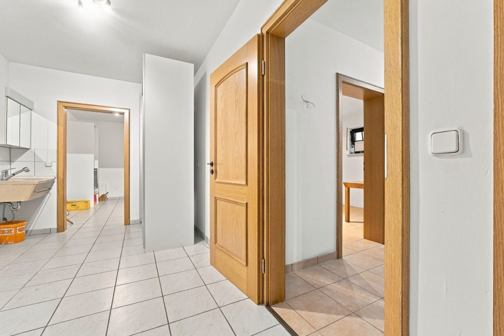 Gütelhöfer Immobilien - Immobilienangebot - Bornheim / Hemmerich - Alle - Für Familien oder Generationen! Modernisisertes Einfamilienhaus mit PV-Anlage auf Erbpachtgrund.