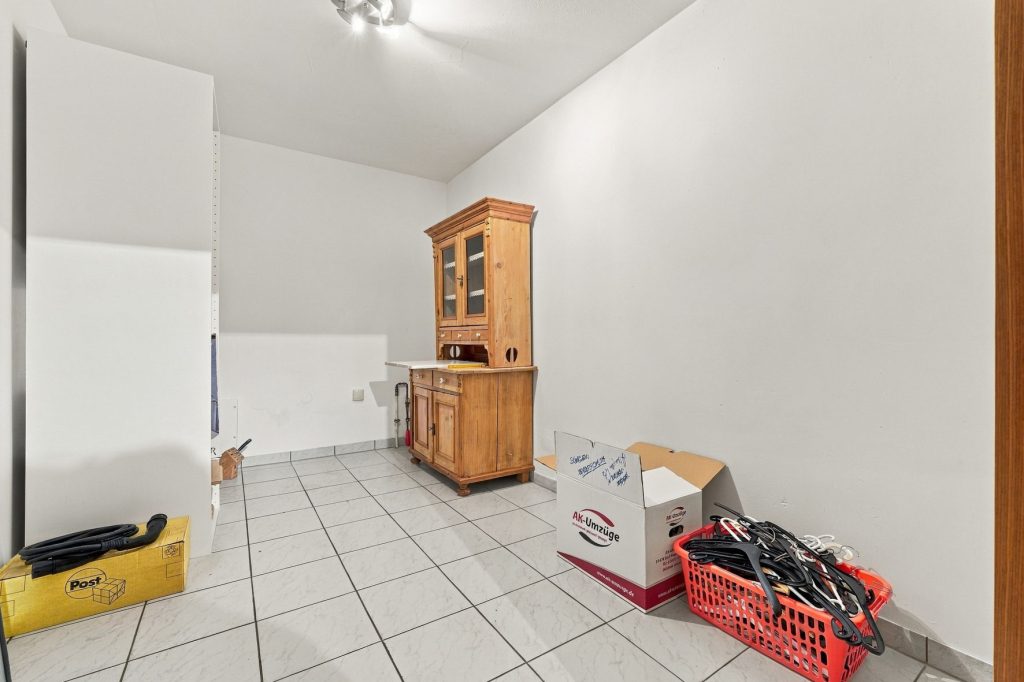 Gütelhöfer Immobilien - Immobilienangebot - Bornheim / Hemmerich - Alle - Für Familien oder Generationen! Modernisisertes Einfamilienhaus mit PV-Anlage auf Erbpachtgrund.