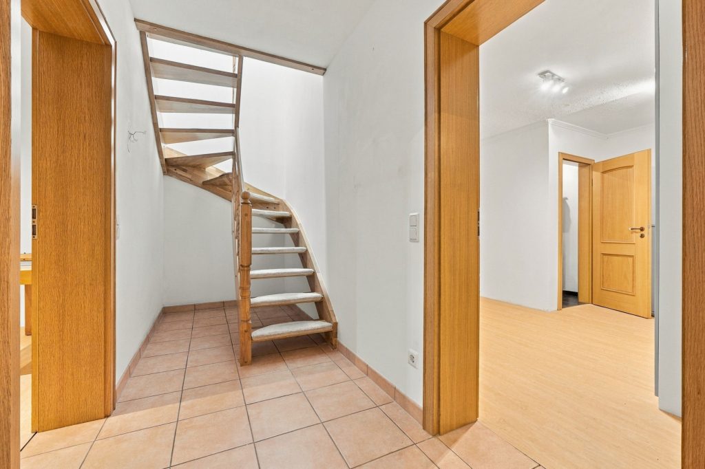 Gütelhöfer Immobilien - Immobilienangebot - Bornheim / Hemmerich - Alle - Für Familien oder Generationen! Modernisisertes Einfamilienhaus mit PV-Anlage auf Erbpachtgrund.
