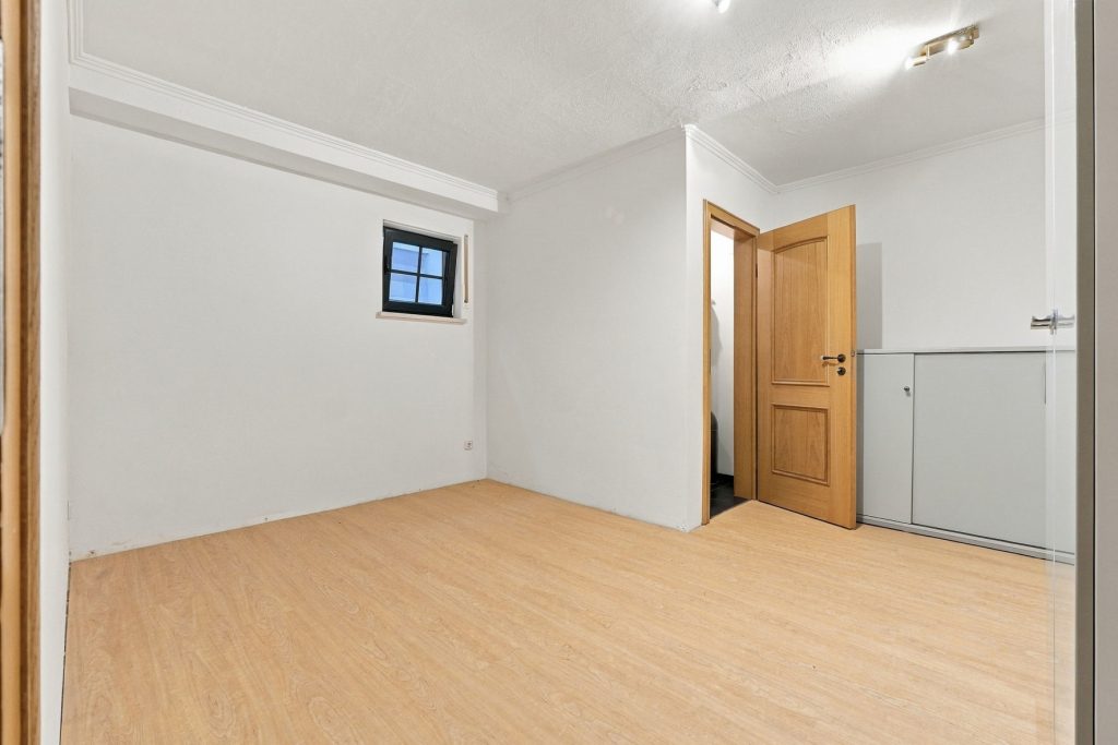 Gütelhöfer Immobilien - Immobilienangebot - Bornheim / Hemmerich - Alle - Für Familien oder Generationen! Modernisisertes Einfamilienhaus mit PV-Anlage auf Erbpachtgrund.