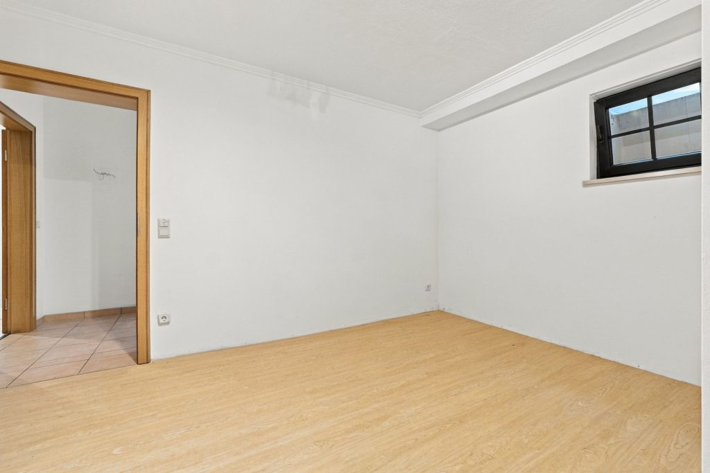 Gütelhöfer Immobilien - Immobilienangebot - Bornheim / Hemmerich - Alle - Für Familien oder Generationen! Modernisisertes Einfamilienhaus mit PV-Anlage auf Erbpachtgrund.