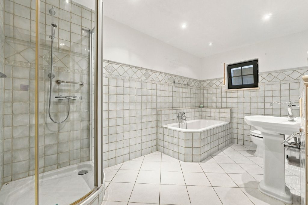 Gütelhöfer Immobilien - Immobilienangebot - Bornheim / Hemmerich - Alle - Für Familien oder Generationen! Modernisisertes Einfamilienhaus mit PV-Anlage auf Erbpachtgrund.
