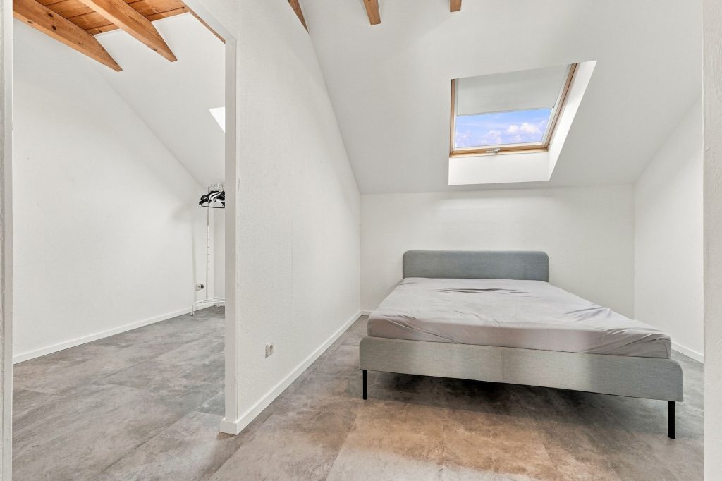Gütelhöfer Immobilien - Immobilienangebot - Bornheim / Hemmerich - Alle - Für Familien oder Generationen! Modernisisertes Einfamilienhaus mit PV-Anlage auf Erbpachtgrund.