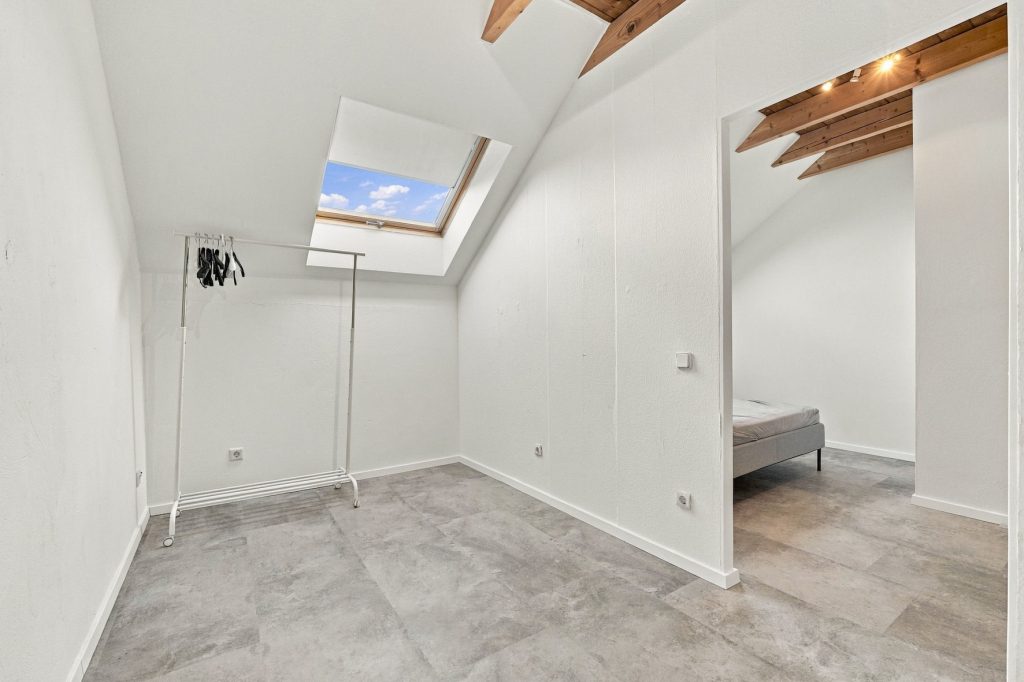 Gütelhöfer Immobilien - Immobilienangebot - Bornheim / Hemmerich - Alle - Für Familien oder Generationen! Modernisisertes Einfamilienhaus mit PV-Anlage auf Erbpachtgrund.