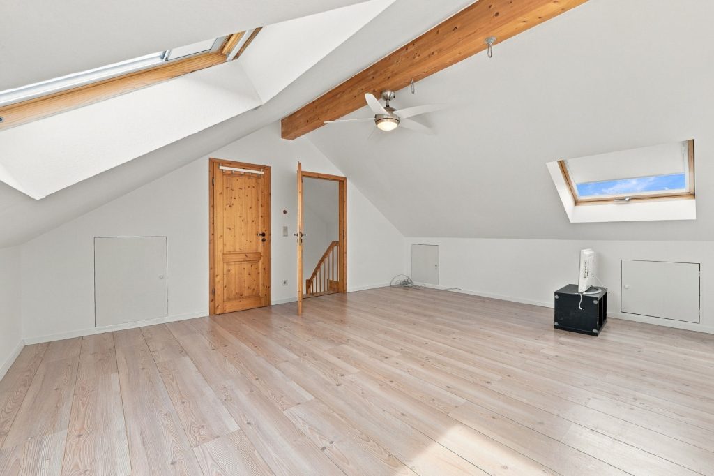 Gütelhöfer Immobilien - Immobilienangebot - Bornheim / Hemmerich - Alle - Für Familien oder Generationen! Modernisisertes Einfamilienhaus mit PV-Anlage auf Erbpachtgrund.