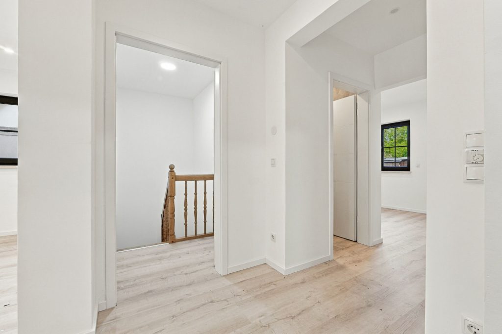 Gütelhöfer Immobilien - Immobilienangebot - Bornheim / Hemmerich - Alle - Für Familien oder Generationen! Modernisisertes Einfamilienhaus mit PV-Anlage auf Erbpachtgrund.