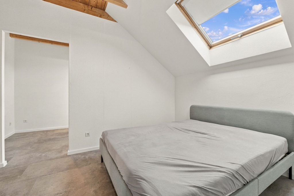 Gütelhöfer Immobilien - Immobilienangebot - Bornheim / Hemmerich - Alle - Für Familien oder Generationen! Modernisisertes Einfamilienhaus mit PV-Anlage auf Erbpachtgrund.