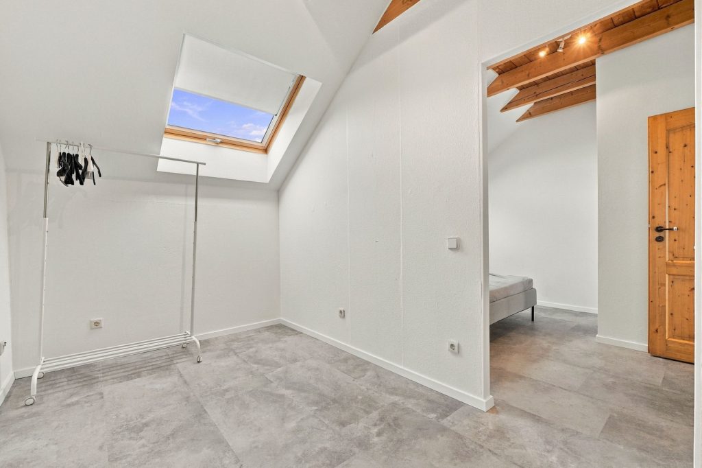 Gütelhöfer Immobilien - Immobilienangebot - Bornheim / Hemmerich - Alle - Für Familien oder Generationen! Modernisisertes Einfamilienhaus mit PV-Anlage auf Erbpachtgrund.