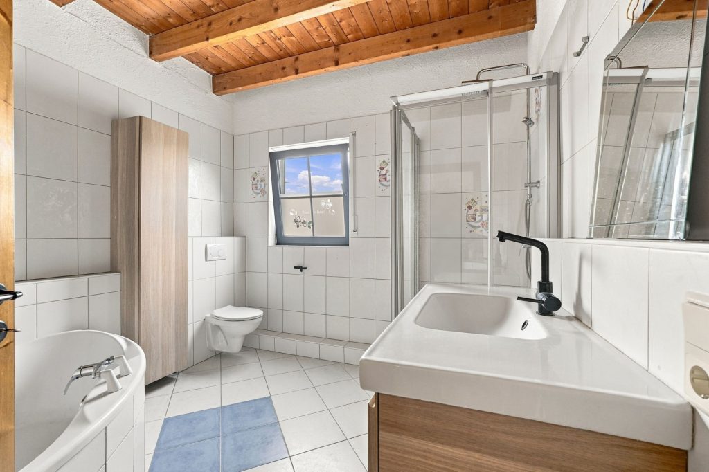 Gütelhöfer Immobilien - Immobilienangebot - Bornheim / Hemmerich - Alle - Für Familien oder Generationen! Modernisisertes Einfamilienhaus mit PV-Anlage auf Erbpachtgrund.