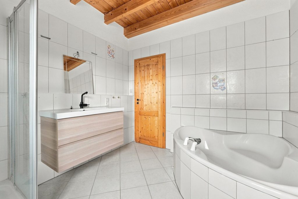 Gütelhöfer Immobilien - Immobilienangebot - Bornheim / Hemmerich - Alle - Für Familien oder Generationen! Modernisisertes Einfamilienhaus mit PV-Anlage auf Erbpachtgrund.