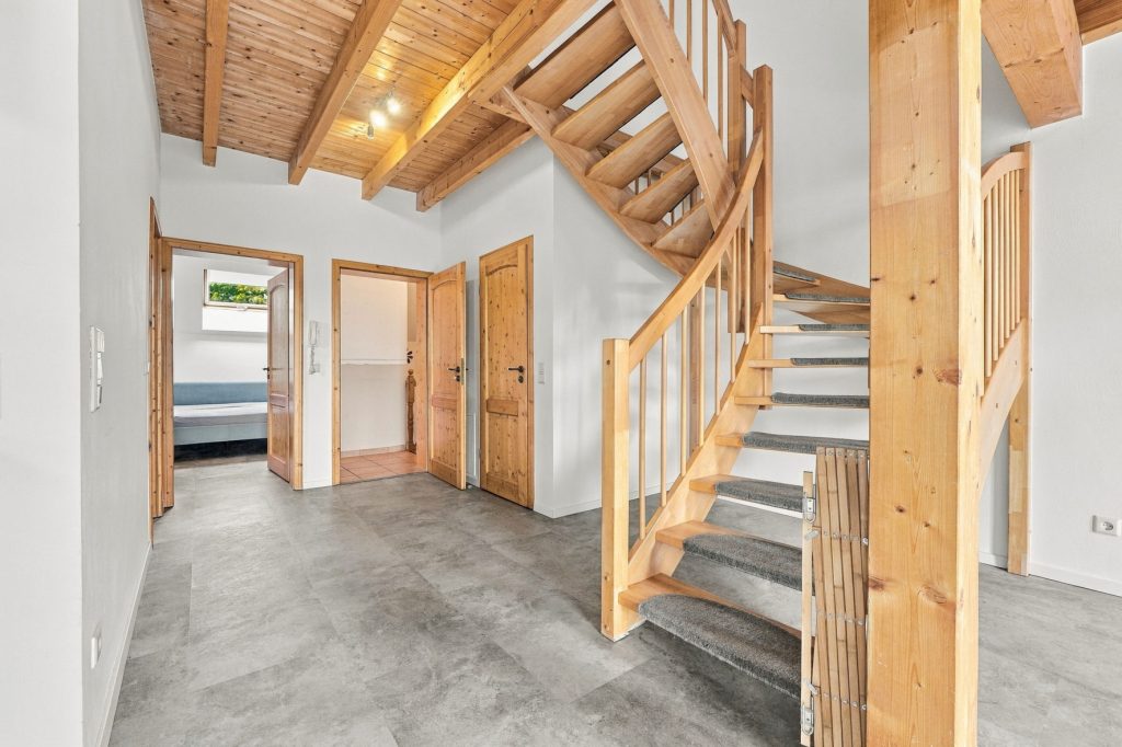 Gütelhöfer Immobilien - Immobilienangebot - Bornheim / Hemmerich - Alle - Für Familien oder Generationen! Modernisisertes Einfamilienhaus mit PV-Anlage auf Erbpachtgrund.
