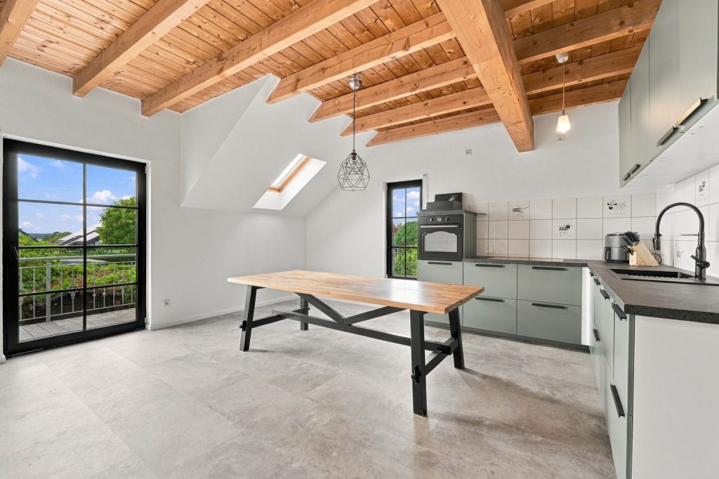 Gütelhöfer Immobilien - Immobilienangebot - Bornheim / Hemmerich - Alle - Für Familien oder Generationen! Modernisisertes Einfamilienhaus mit PV-Anlage auf Erbpachtgrund.