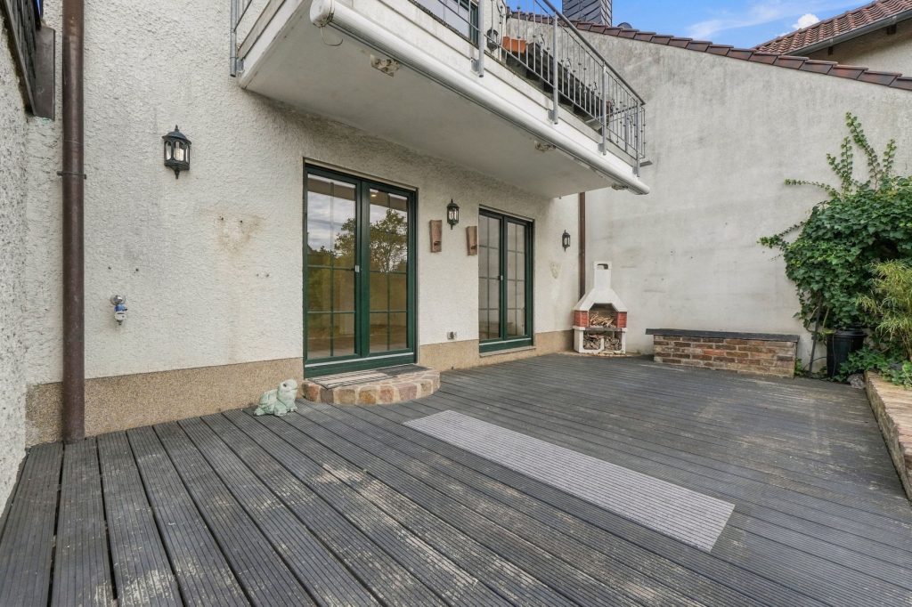 Gütelhöfer Immobilien - Immobilienangebot - Bornheim / Hemmerich - Alle - Für Familien oder Generationen! Modernisisertes Einfamilienhaus mit PV-Anlage auf Erbpachtgrund.