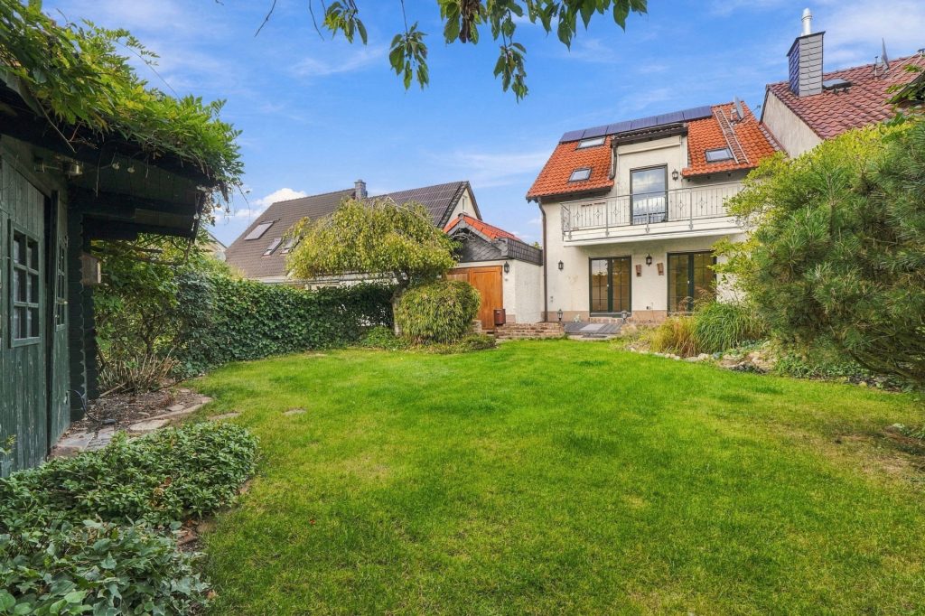 Gütelhöfer Immobilien - Immobilienangebot - Bornheim / Hemmerich - Alle - Für Familien oder Generationen! Modernisisertes Einfamilienhaus mit PV-Anlage auf Erbpachtgrund.