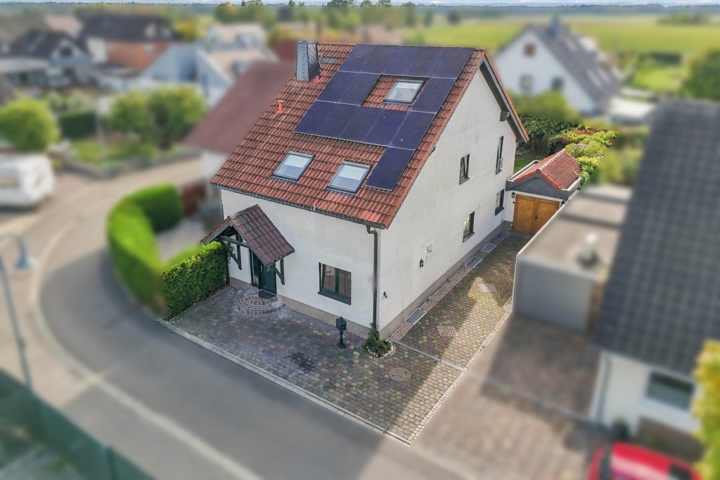 Gütelhöfer Immobilien - Immobilienangebot - Bornheim / Hemmerich - Alle - Für Familien oder Generationen! Modernisisertes Einfamilienhaus mit PV-Anlage auf Erbpachtgrund.