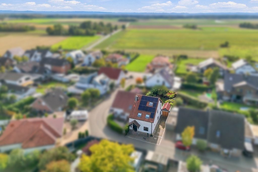 Gütelhöfer Immobilien - Immobilienangebot - Bornheim / Hemmerich - Alle - Für Familien oder Generationen! Modernisisertes Einfamilienhaus mit PV-Anlage auf Erbpachtgrund.