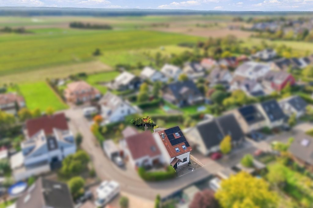 Gütelhöfer Immobilien - Immobilienangebot - Bornheim / Hemmerich - Alle - Für Familien oder Generationen! Modernisisertes Einfamilienhaus mit PV-Anlage auf Erbpachtgrund.