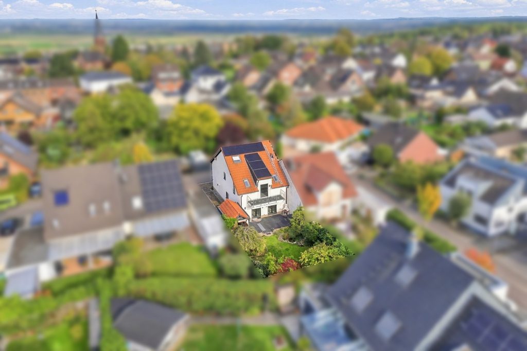 Gütelhöfer Immobilien - Immobilienangebot - Bornheim / Hemmerich - Alle - Für Familien oder Generationen! Modernisisertes Einfamilienhaus mit PV-Anlage auf Erbpachtgrund.