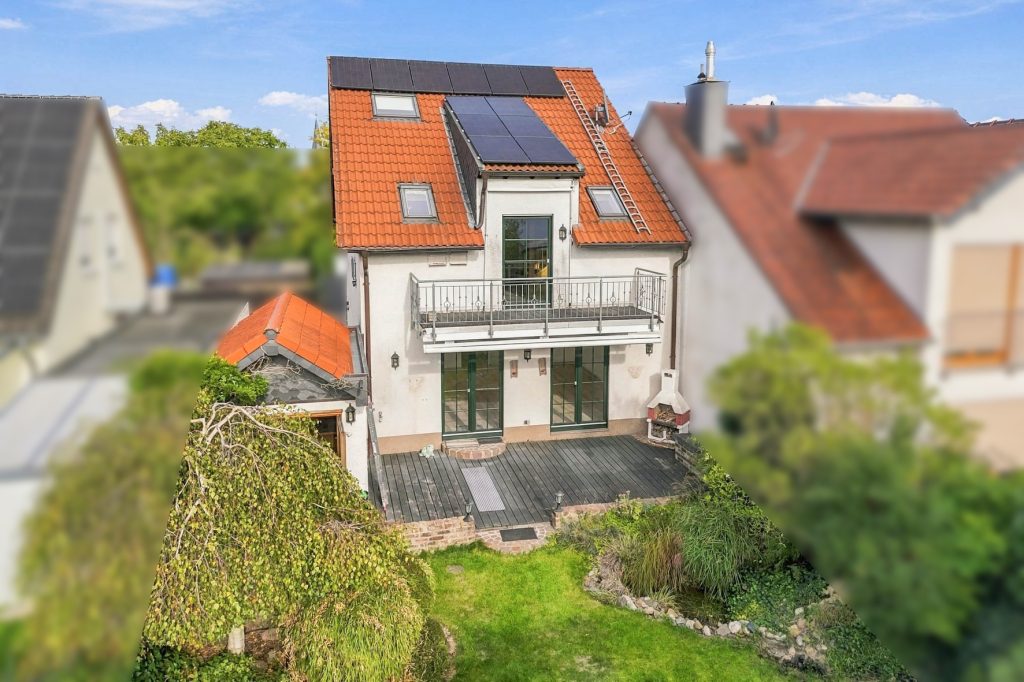 Gütelhöfer Immobilien - Immobilienangebot - Bornheim / Hemmerich - Alle - Für Familien oder Generationen! Modernisisertes Einfamilienhaus mit PV-Anlage auf Erbpachtgrund.