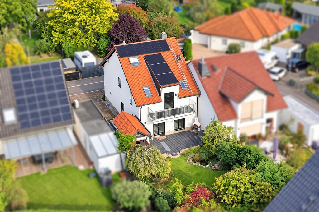 Gütelhöfer Immobilien - Immobilienangebot - Bornheim / Hemmerich - Alle - Für Familien oder Generationen! Modernisisertes Einfamilienhaus mit PV-Anlage auf Erbpachtgrund.