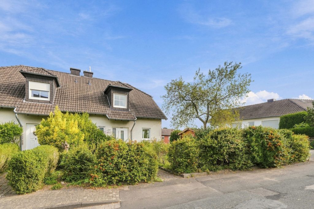 Gütelhöfer Immobilien - Immobilienangebot - Bornheim / Brenig - Alle - Charmante Doppelhaushälfte mit Einbauküche, Garten und Kaminofen in ruhiger Lage von Bornheim-Brenig