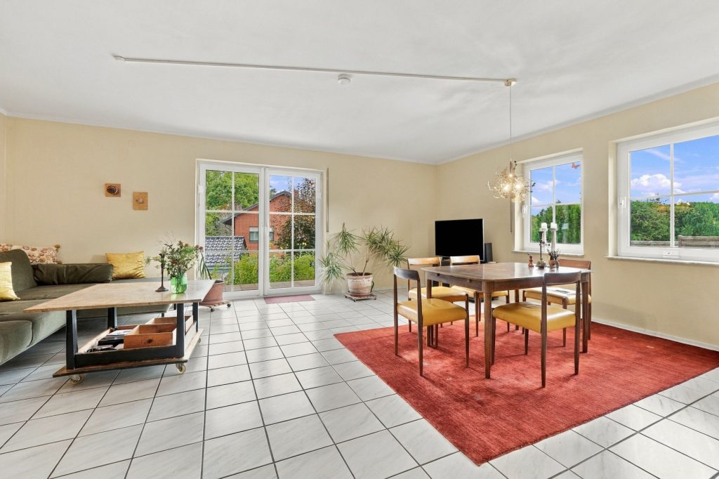 Gütelhöfer Immobilien - Immobilienangebot - Bornheim / Brenig - Alle - Charmante Doppelhaushälfte mit Einbauküche, Garten und Kaminofen in ruhiger Lage von Bornheim-Brenig