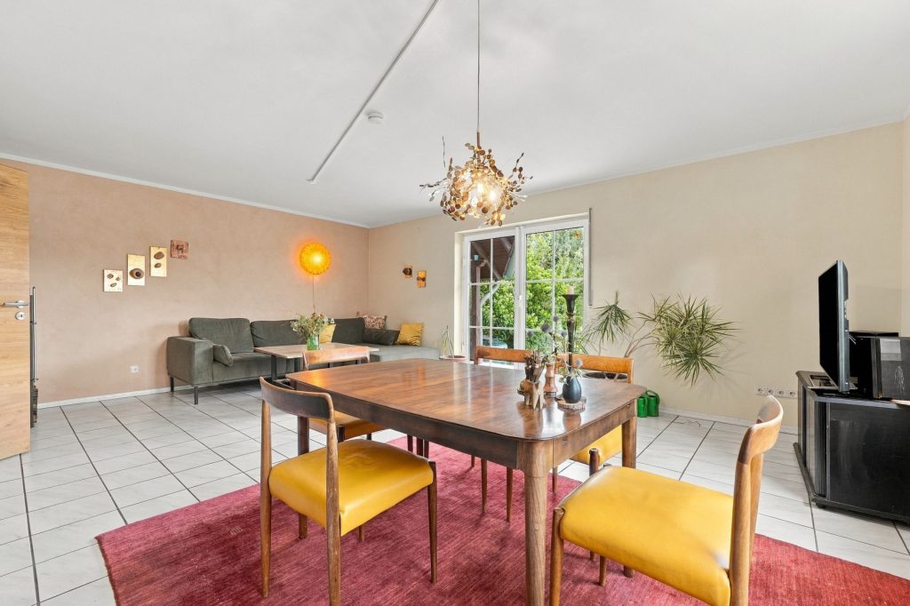 Gütelhöfer Immobilien - Immobilienangebot - Bornheim / Brenig - Alle - Charmante Doppelhaushälfte mit Einbauküche, Garten und Kaminofen in ruhiger Lage von Bornheim-Brenig