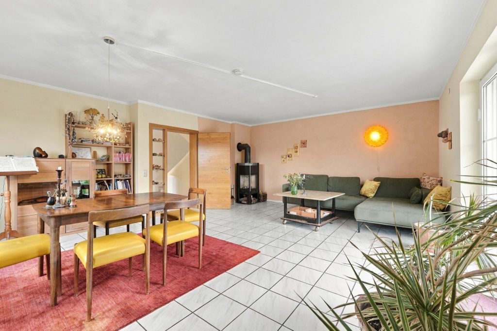 Gütelhöfer Immobilien - Immobilienangebot - Bornheim / Brenig - Alle - Charmante Doppelhaushälfte mit Einbauküche, Garten und Kaminofen in ruhiger Lage von Bornheim-Brenig
