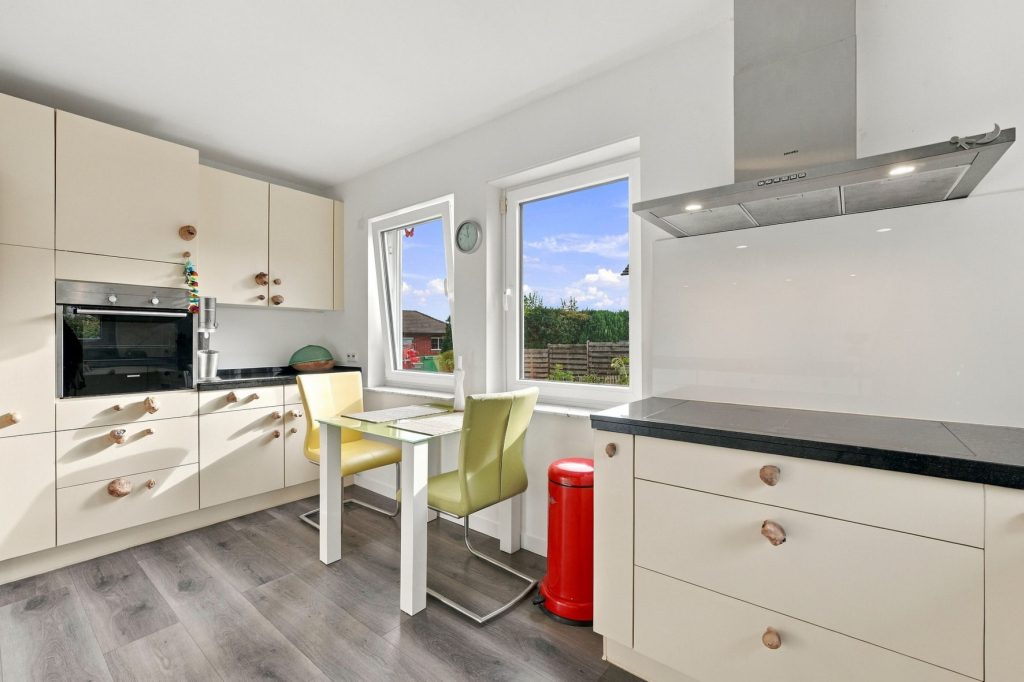 Gütelhöfer Immobilien - Immobilienangebot - Bornheim / Brenig - Alle - Charmante Doppelhaushälfte mit Einbauküche, Garten und Kaminofen in ruhiger Lage von Bornheim-Brenig