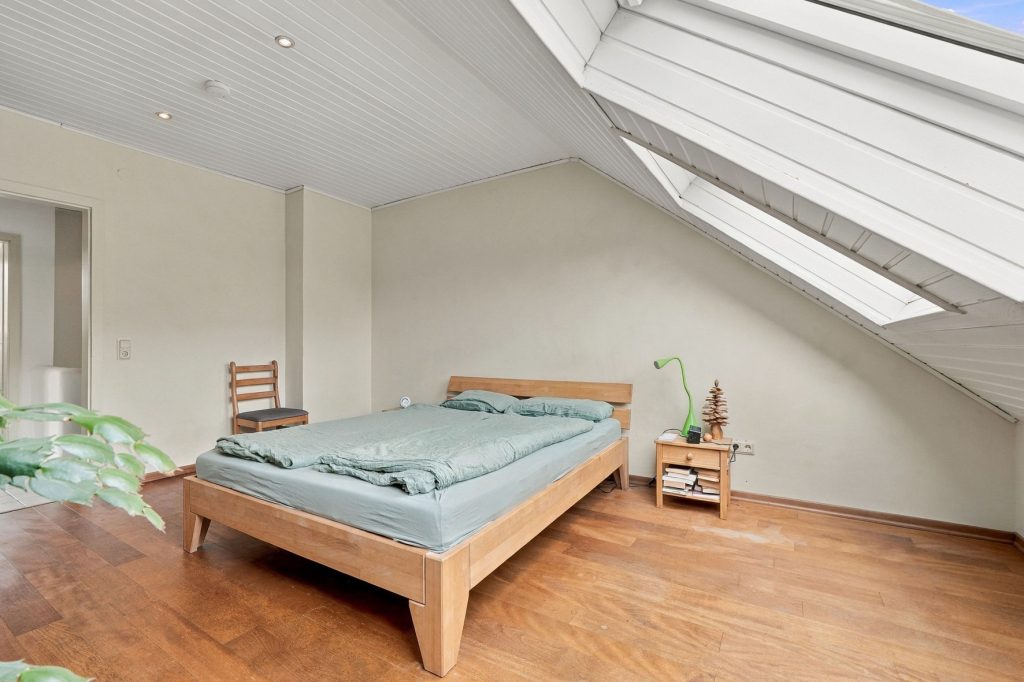 Gütelhöfer Immobilien - Immobilienangebot - Bornheim / Brenig - Alle - Charmante Doppelhaushälfte mit Einbauküche, Garten und Kaminofen in ruhiger Lage von Bornheim-Brenig