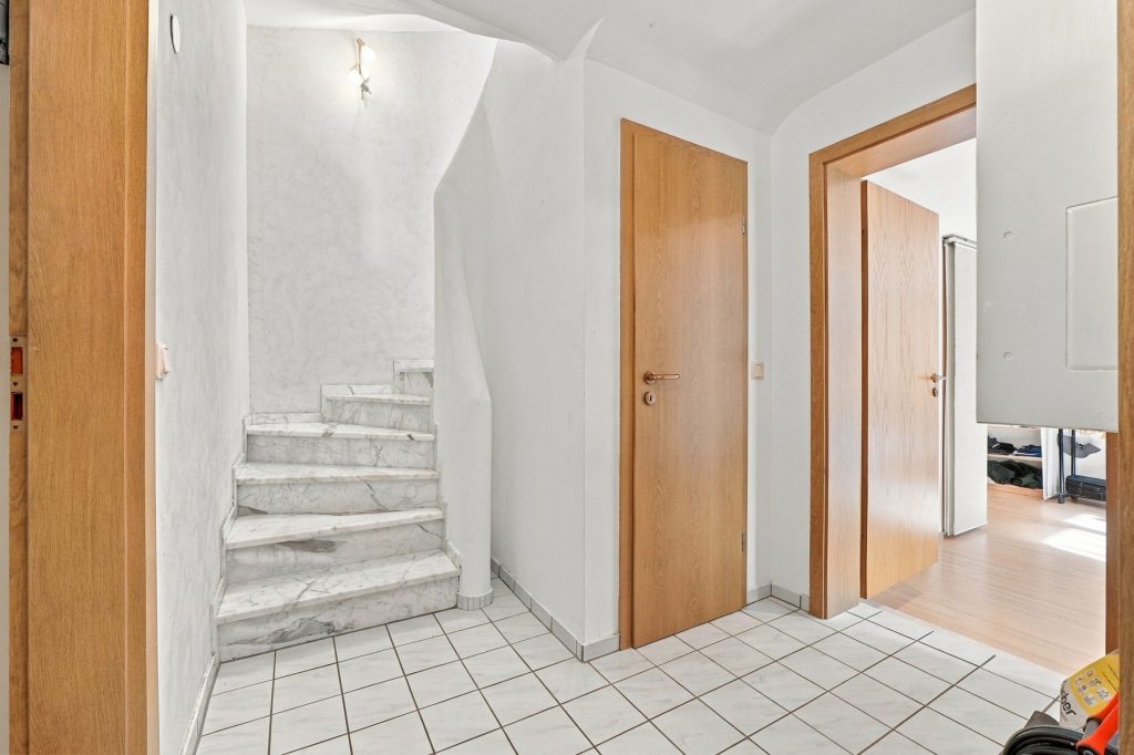 Gütelhöfer Immobilien - Immobilienangebot - Bornheim / Brenig - Alle - Charmante Doppelhaushälfte mit Einbauküche, Garten und Kaminofen in ruhiger Lage von Bornheim-Brenig