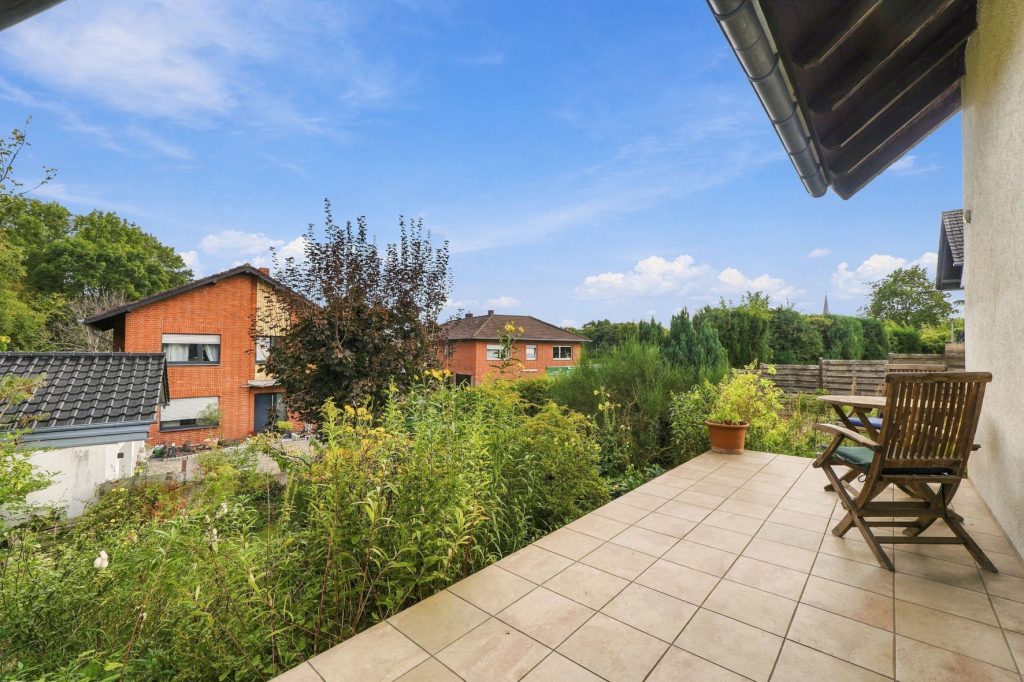 Gütelhöfer Immobilien - Immobilienangebot - Bornheim / Brenig - Alle - Charmante Doppelhaushälfte mit Einbauküche, Garten und Kaminofen in ruhiger Lage von Bornheim-Brenig