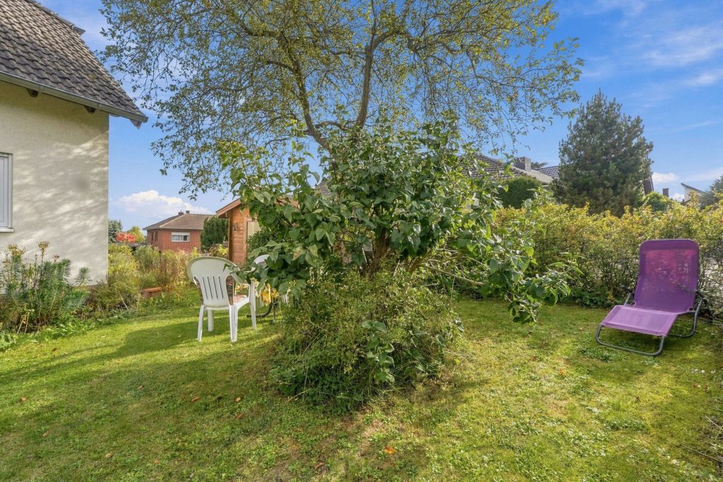 Gütelhöfer Immobilien - Immobilienangebot - Bornheim / Brenig - Alle - Charmante Doppelhaushälfte mit Einbauküche, Garten und Kaminofen in ruhiger Lage von Bornheim-Brenig