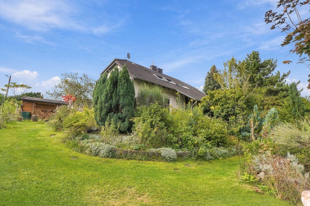 Gütelhöfer Immobilien - Immobilienangebot - Bornheim / Brenig - Alle - Charmante Doppelhaushälfte mit Einbauküche, Garten und Kaminofen in ruhiger Lage von Bornheim-Brenig
