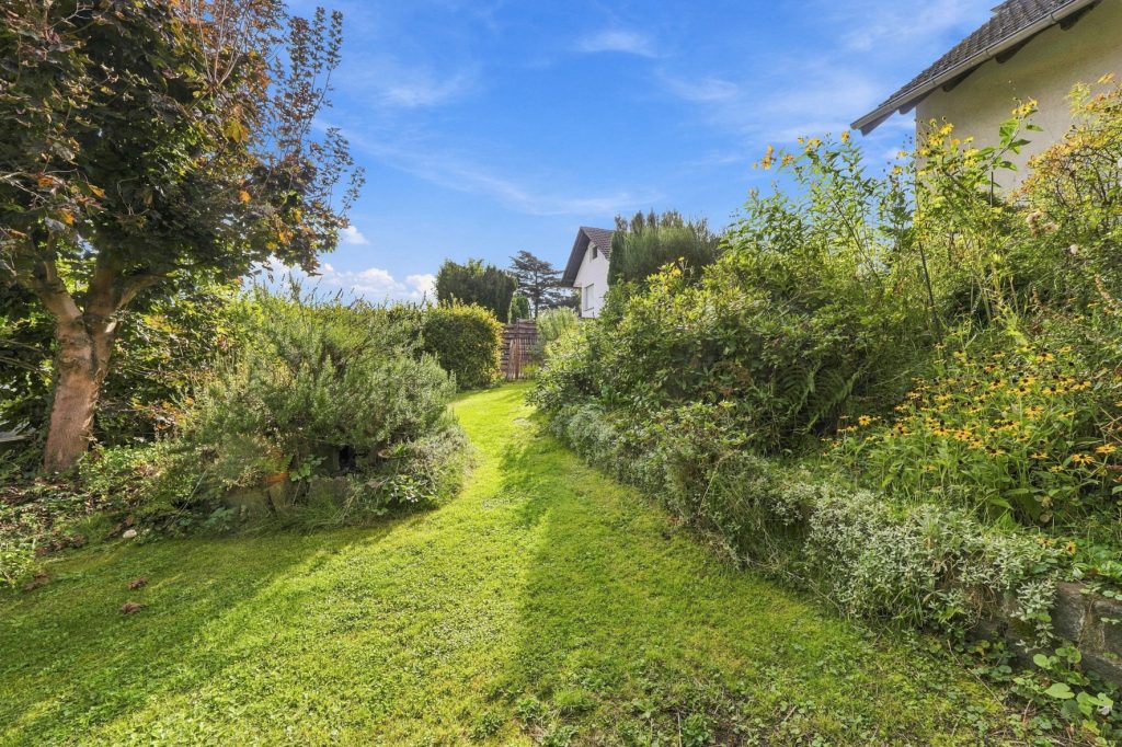 Gütelhöfer Immobilien - Immobilienangebot - Bornheim / Brenig - Alle - Charmante Doppelhaushälfte mit Einbauküche, Garten und Kaminofen in ruhiger Lage von Bornheim-Brenig
