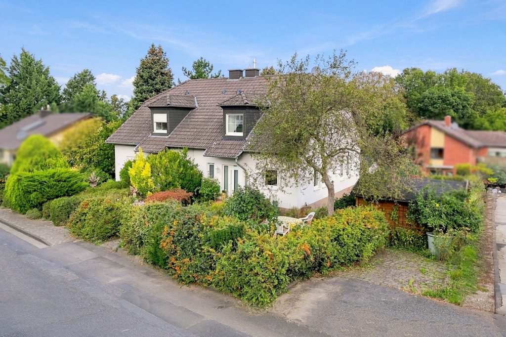 Gütelhöfer Immobilien - Immobilienangebot - Bornheim / Brenig - Alle - Charmante Doppelhaushälfte mit Einbauküche, Garten und Kaminofen in ruhiger Lage von Bornheim-Brenig