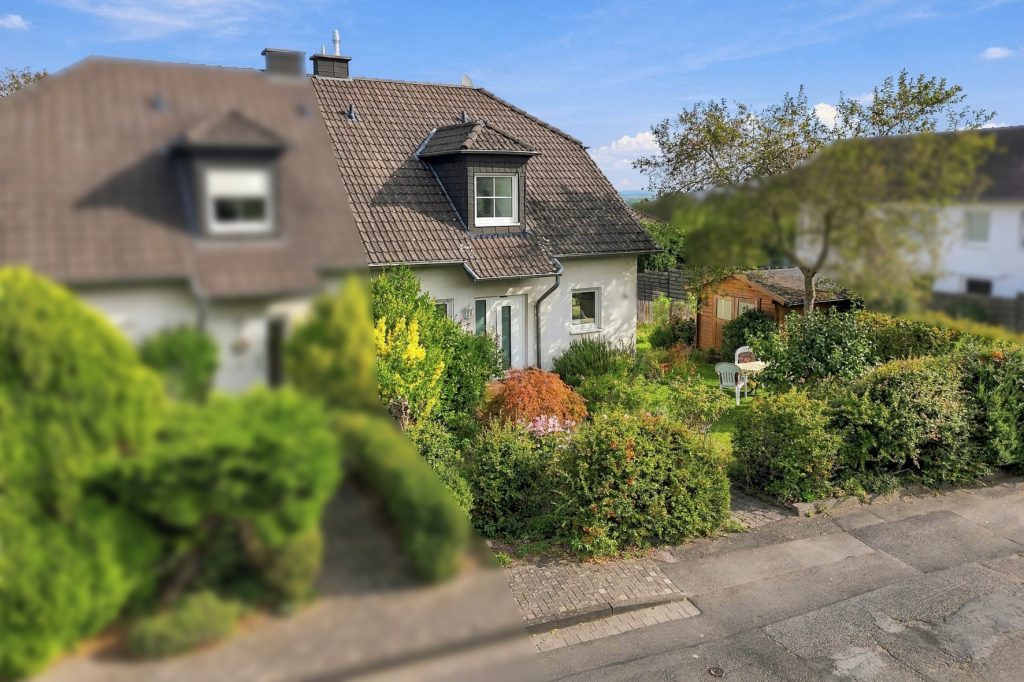 Gütelhöfer Immobilien - Immobilienangebot - Bornheim / Brenig - Alle - Charmante Doppelhaushälfte mit Einbauküche, Garten und Kaminofen in ruhiger Lage von Bornheim-Brenig